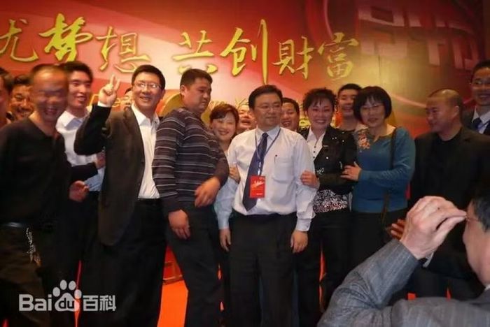 Vương Truyền Phúc (áo trắng) chụp ảnh với các đối tác. Ảnh: Baidu.