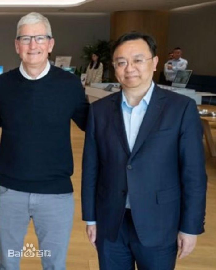 Vương Truyền Phúc cùng CEO Apple Tim Cook. Ảnh: Baidu.