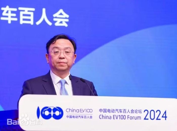 Vương Truyền Phúc phát biểu tại Diễn đàn 100 nhà sản xuất xe điện Trung Quốc năm 2024. Ảnh: Baidu.