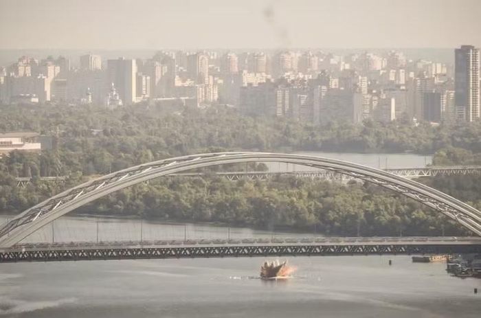 Một vụ nổ trên mặt sông Dnipro tại Kiev, Ukraine, ngày 27/8. Ảnh: Reuters.