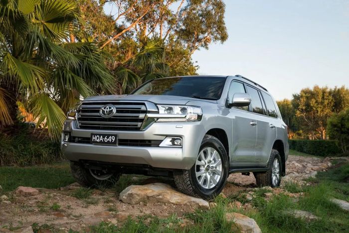 Toyota Land Cruiser được đánh giá cao nhờ khả năng vận hành êm ái trên đường trường, đồng thời vẫn duy trì thế mạnh vượt địa hình nhờ cấu trúc khung gầm rời và hệ dẫn động 4 bánh. Ảnh: AnyAuto.