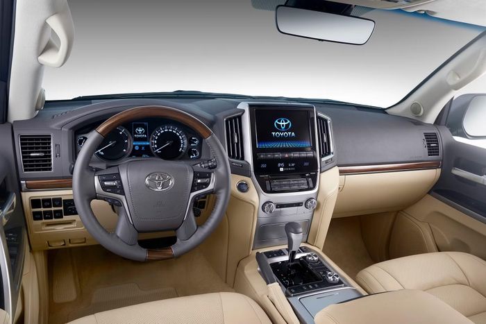 Trang bị tiện nghi và công nghệ không phải thế mạnh của Land Cruiser. Ảnh: Toyota.