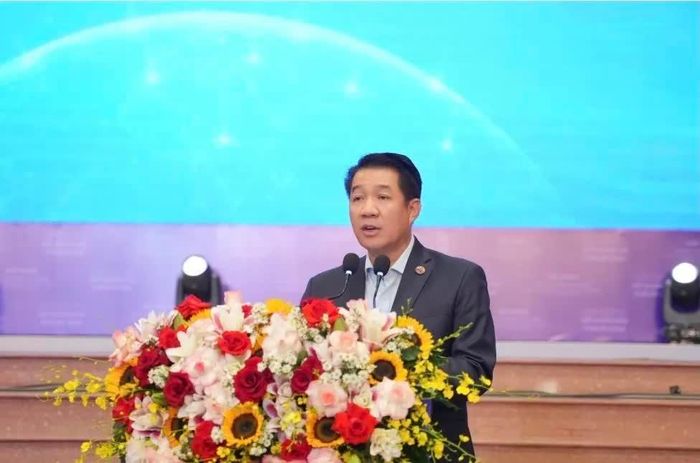 Ông Vũ Mạnh Hùng chia sẻ tại hội nghị