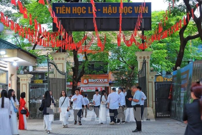 Từ 5h40’, nhiều học sinh Trường THPT Việt Đức đã tới trường, háo hức đón chờ Lễ khai giảng năm học mới 2026 - 2027. Ảnh: Hoàng Hiếu - TTXVN 