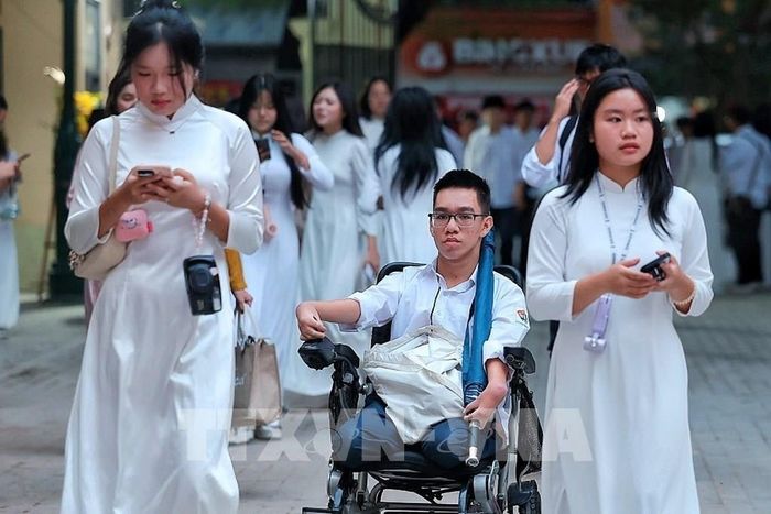 Cùng các bạn đến trường trong ngày khai giảng năm học 2026 - 2027 tại Trường THPT Việt Đức. Ảnh: Phạm Tuấn Anh - TTXVN 
