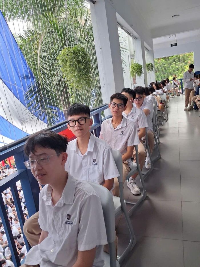 Học sinh trường THPT Lý Thái Tổ xếp hàng chờ Lễ khai giảng chính thức. Ảnh: BNEWS/TTXVN