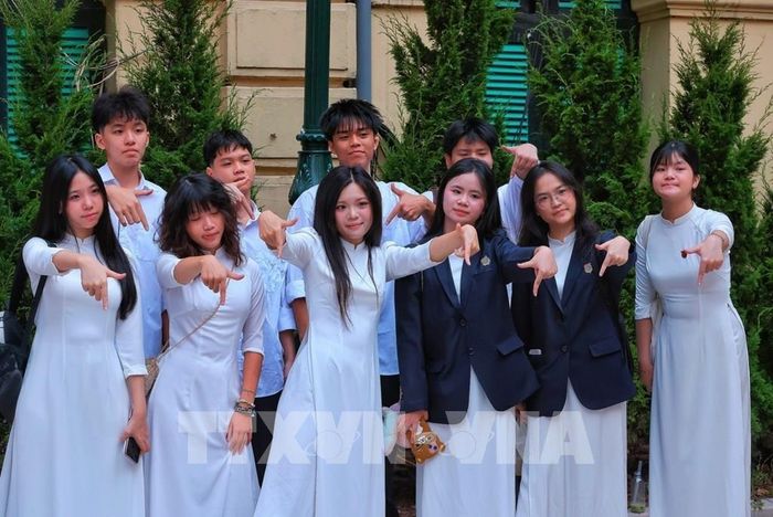 Học sinh Trường THPT Việt Đức lưu lại kỷ niệm trong ngày đầu tiên năm học mới 2026 - 2027. Ảnh: Hoàng Hiếu - TTXVN