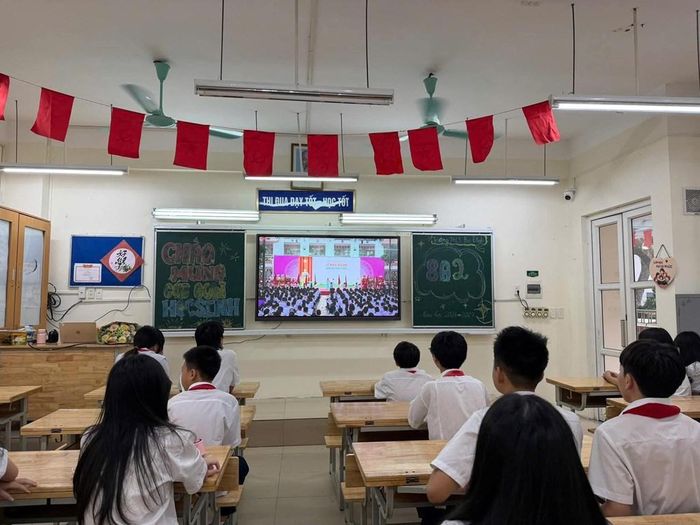 Học sinh trường THCS Ba Đình dự Lễ khai giảng online tại lớp học. Ảnh: Thành Trung/TTXVN
