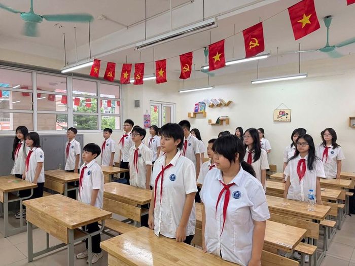 Học sinh trường THCS Ba Đình dự Lễ khai giảng trực tuyến tại lớp học. Ảnh: Thành Trung/TTXVN
