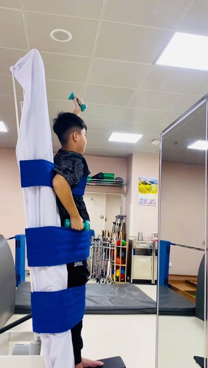 Từ những bài tập giữ thăng bằng, Huy bắt đầu bước vào giai đoạn tập với máy đạp kháng lực chuyên dụng (NuStep). Ảnh do Bác sỹ cung cấp