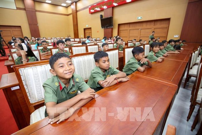 Niềm vui của các em học sinh trong ngày đầu tiên của năm học mới tại ngôi trường đặc biệt. Ảnh: Giang Phương - TTXVN