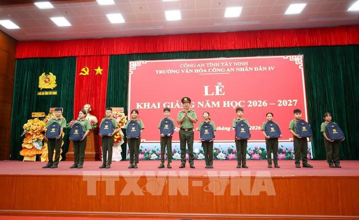 Học sinh nhận những phần quà ý nghĩa trong ngày khai giảng, tiếp thêm động lực bước vào năm học mới. Ảnh: Giang Phương - TTXVN 