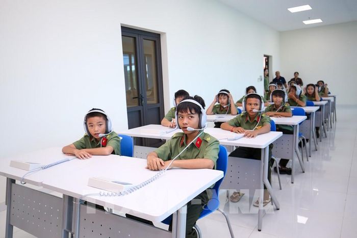Học sinh chăm chú trong giờ học ngoại ngữ đầu tiên tại Trường Văn hóa Công an nhân dân IV Tây Ninh. Ảnh: Giang Phương - TTXVN