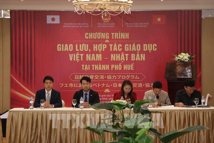 Chủ toạ điều hành chương trình. Ảnh: Mai Trang- TTXVN