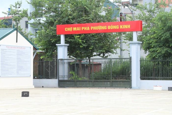 Do không có hoạt động giao thương mua bán nên chợ Mai Pha thường xuyên được khóa cổng. Ảnh: Quang Duy – TTXVN