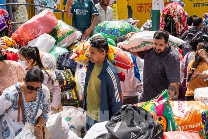 Người dân quyên góp hàng cứu trợ cho các nạn nhân bị ảnh hưởng bởi lũ quét tại Kathmandu, Nepal ngày 28/8/2026. Ảnh: THX/TTXVN phát