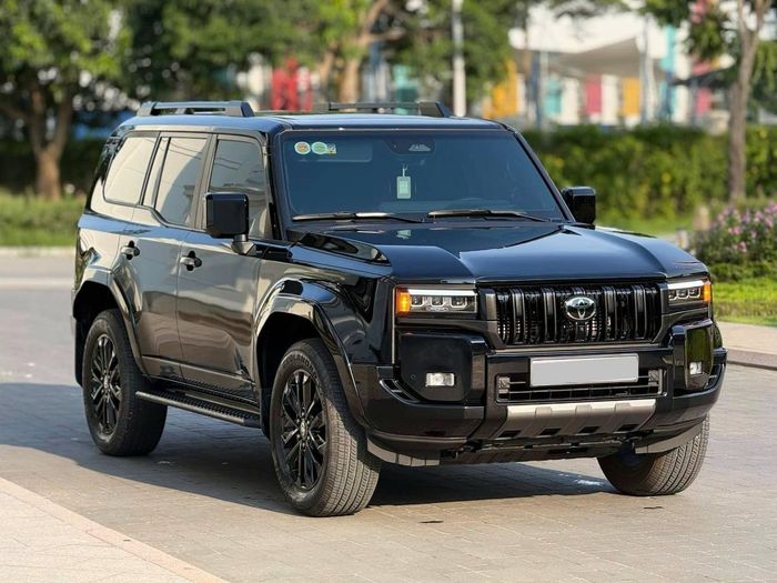 Land Cruiser Prado có giá cao hơn khá nhiều so với Everest Platinum+ 2.3L, trong khi Pajero chưa công bố giá bán tại Việt Nam.