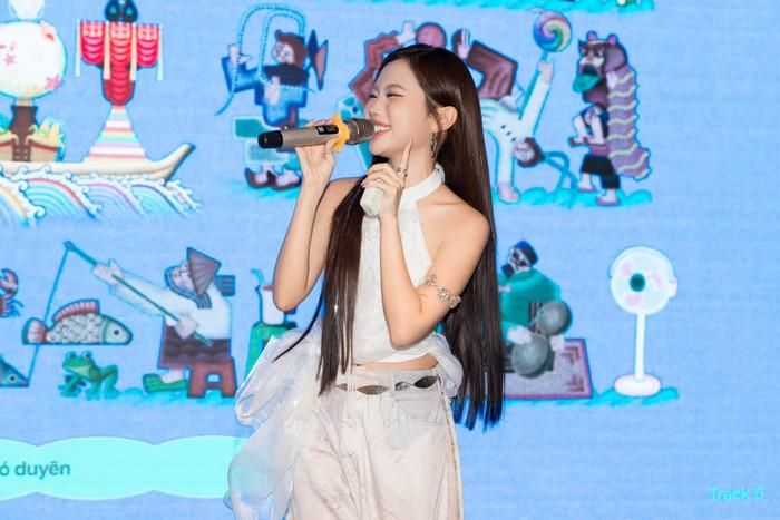 Phương Mỹ Chi duy trì sức hút sau nhiều năm hoạt động nghệ thuật.