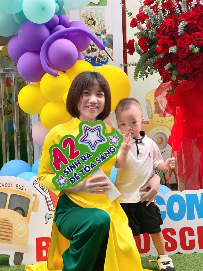 Giáo viên và học sinh tại lễ khai giảng trường mầm non Hoa Hướng Dương vào sáng ngày 5/9