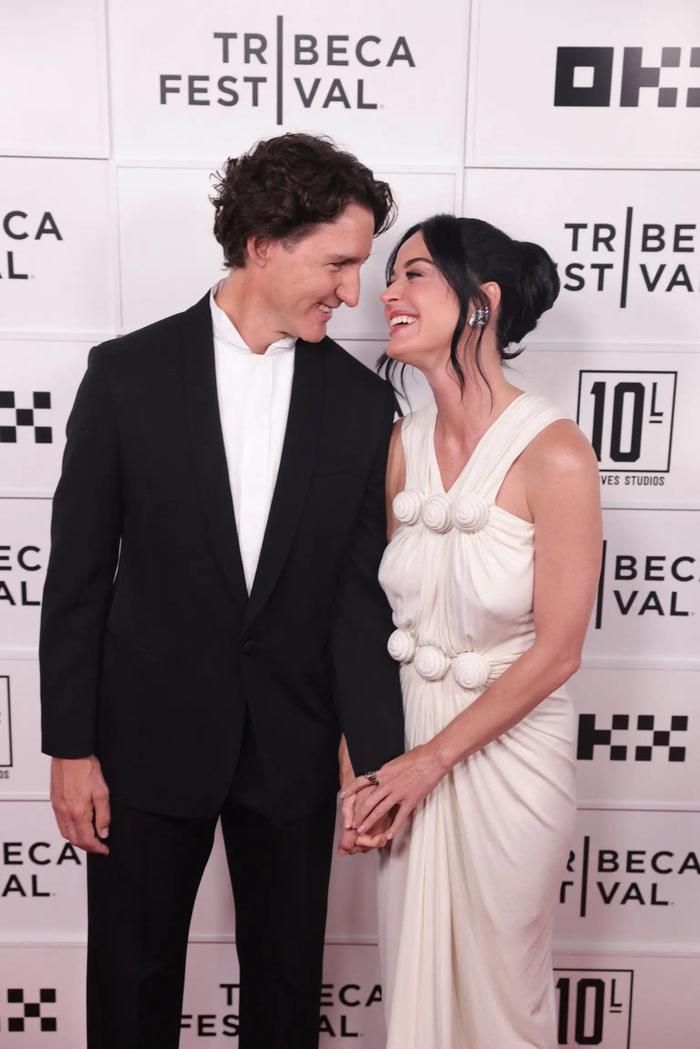 Katy Perry và Justin Trudeau lần đầu vướng tin hẹn hò không lâu sau khi cô và Orlando Bloom chia tay. 