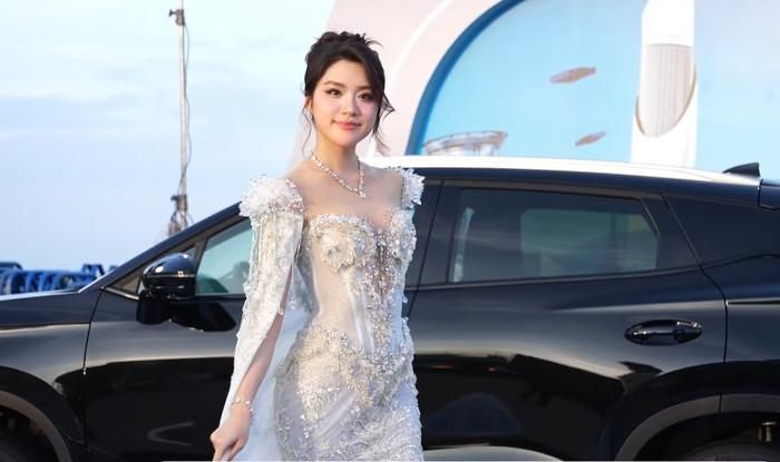 Phương Oanh, Miss World Vietnam 2025, xuất hiện thanh lịch trên thảm xanh chung kết Miss World. 