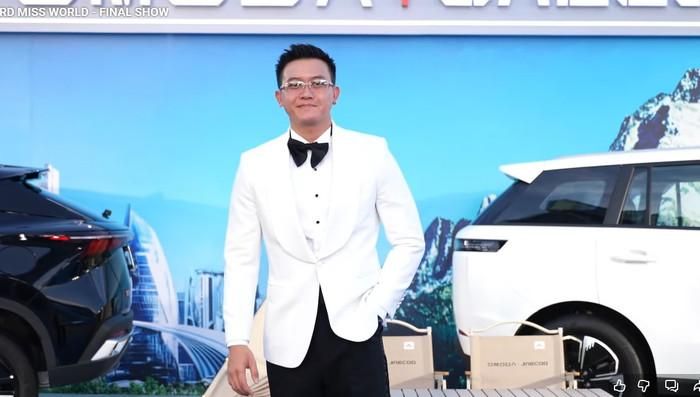 Á vương Mr World Vietnam Đinh Ta Bi trên thảm xanh chung kết Miss World 2026.