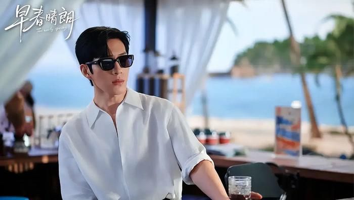 Đứng đầu bảng với chỉ số 86,38 là Đầu Xuân Tươi Sáng, có sự tham gia của Tỉnh Bách Nhiên, Tôn Thiên và Lưu Tiểu Bắc. Tác phẩm thu hút sự chú ý ngay từ trước khi lên sóng nhờ dàn diễn viên được quan tâm cùng phần hình ảnh, phục trang mang màu sắc hiện đại. Tuy nhiên, bên cạnh những lời khen dành cho phần nhìn và âm nhạc, bộ phim cũng tạo ra tranh luận xoay quanh cách khai thác mối quan hệ giữa các nhân vật. Một bộ phận khán giả cho rằng cách kể chuyện đang đi khiến những tình huống vốn gây tranh cãi trở nên lãng mạn hóa, từ đó tạo ra cảm giác không thoải mái khi theo dõi. Dù phản ứng còn trái chiều, chỉ số 86,38 vẫn cho thấy tác phẩm đang là cái tên nổi bật nhất trong bảng xếp hạng hiện tại.