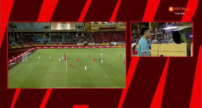 Sau khi tham khảo VAR, ông Nguyễn Mạnh Hải huỷ bàn thắng của Hà Tĩnh FC.
