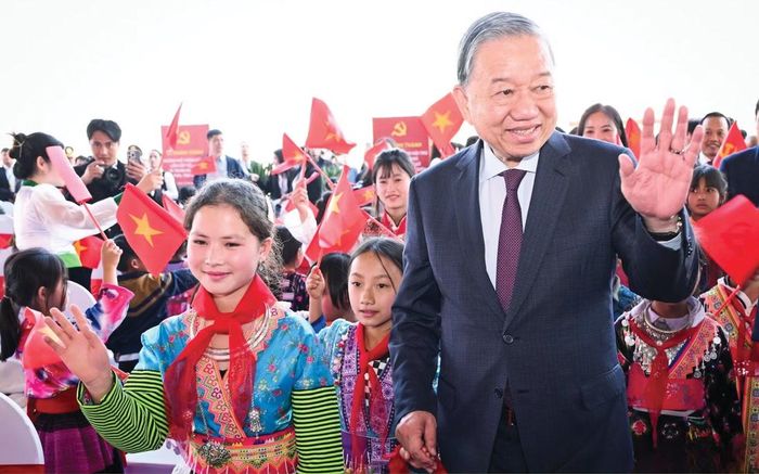 Tổng Bí thư, Chủ tịch nước Tô Lâm với các em học sinh trong Lễ khánh thành Trường phổ thông nội trú liên cấp tiểu học - trung học cơ sở Si Pa Phìn, tỉnh Điện Biên - tháng 1/2026 - Ảnh: Thành Đạt