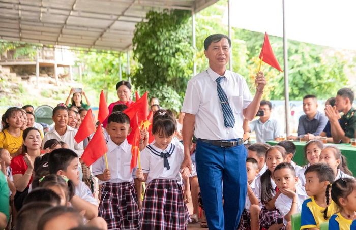 Ông Trần Sỹ Hà cùng học trò tại Lễ Khai giảng năm học 2025 - 2026. Ảnh: Minh Quân.