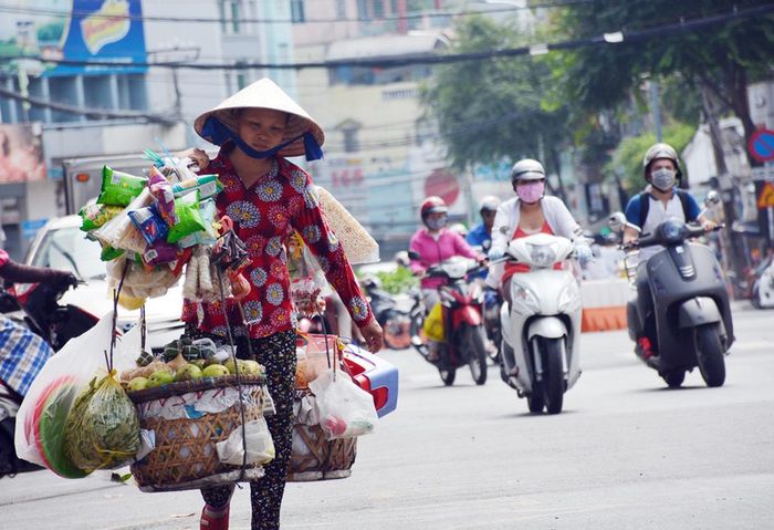 Phụ nữ mưu sinh trên đường phố TPHCM. Ảnh minh họa