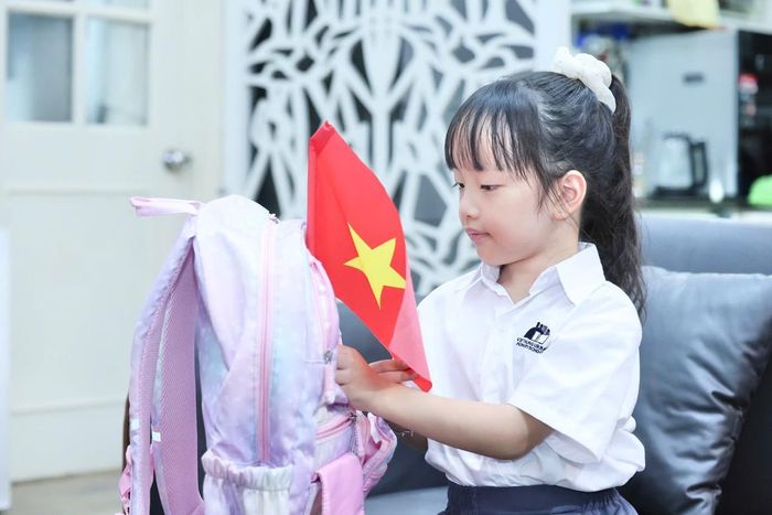 Trước giờ xuất phát, Bảo Nhi tỉ mỉ kiểm tra lại từng món đồ dùng học tập được xếp ngay ngắn trong chiếc cặp mới.