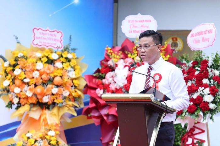 Tiếng trống trường vang lên, Hiệu trưởng Trường Tiểu học Đô thị Việt Hưng Ngô Quốc Anh gửi gắm lời chào mừng ấm áp cùng những lời dặn dò ân cần tới các cô cậu học trò nhỏ. Lời chào đón đầu tiên tại mái trường mới như tiếp thêm tự tin cho những mầm non bỡ ngỡ bước vào năm học mới.