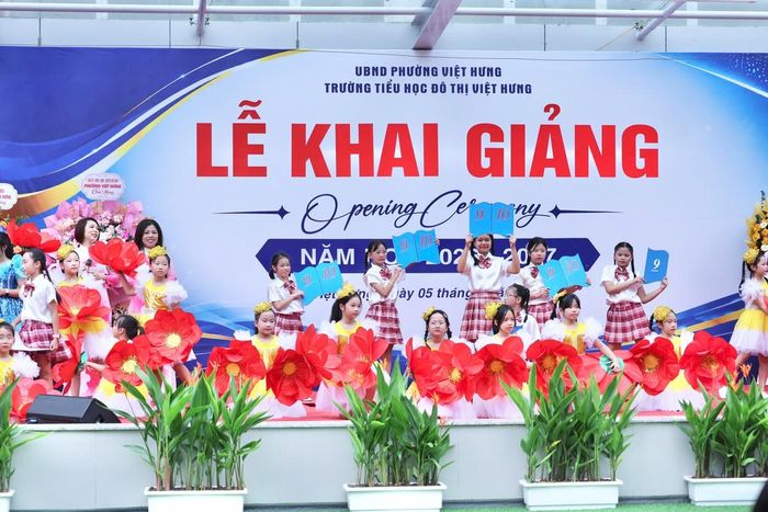 Những giai điệu rộn ràng, rực rỡ sắc màu của các tiết mục văn nghệ đã khép lại buổi lễ khai giảng ngập tràn cảm xúc. Cánh cổng trường tiểu học từ hôm nay chính thức rộng mở, đón chào các em bước vào hành trình mới với bao niềm tin yêu và hy vọng.