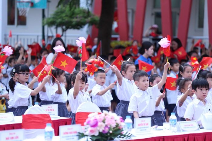 Dưới khoảng sân rợp cờ hoa, những "tân binh" lớp Một ngước đôi mắt tròn xoe, chăm chú lắng nghe thầy hiệu trưởng phát biểu dặn dò. Những thông điệp đầu đời về tình thầy trò, bạn bè và mái trường bắt đầu gieo mầm từ đây.