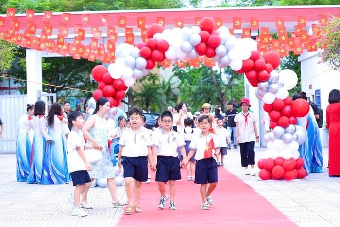 Cũng trong buổi sáng hôm nay, niềm hân hoan như ngập tràn khắp sân trường Tiểu học Đô thị Việt Hưng. Chị Đặng Nguyễn Khánh Linh (ảnh 1) - một phụ huynh - cho biết, dù con đã học lớp 2 nhưng chị vẫn rất háo hức đưa con đi tựu trường, để được sống lại với những kí ức đẹp của tuổi học trò