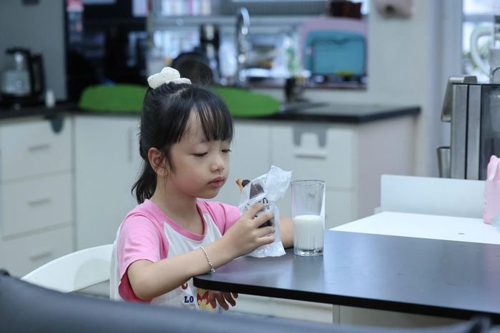 Bữa sáng diễn ra nhanh hơn thường lệ giữa niềm háo hức, mong chờ ngày khai giảng đầu tiên của cô học trò nhỏ.