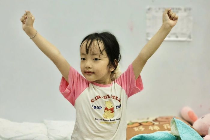 6 giờ sáng, chuông báo thức vừa reo, Bảo Nhi đã bật dậy mà không cần bố mẹ gọi như mọi ngày. Đôi mắt còn ngái ngủ nhưng trên môi đã nở nụ cười rạng rỡ, sẵn sàng cho buổi sáng đặc biệt nhất năm.