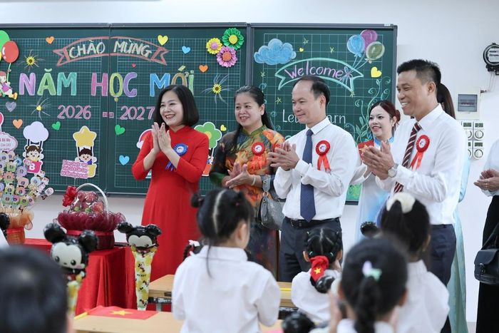 Khép lại phần lễ đón học sinh lớp Một đầy ấm áp dưới sân trường, cô giáo dẫn các con trở về phòng học để tham dự Lễ khai giảng chung toàn quốc được kết nối trực tuyến. Nhân dịp này, ông Đường Hoài Nam (thứ 2 từ phải qua), Thành ủy viên, Bí thư Đảng ủy, Chủ tịch HĐND phường Việt Hưng (TP Hà Nội) và Ban Giám hiệu trường Tiểu học Đô thị Việt Hung trực tiếp đến thăm và chúc mừng các con học sinh lớp 1.