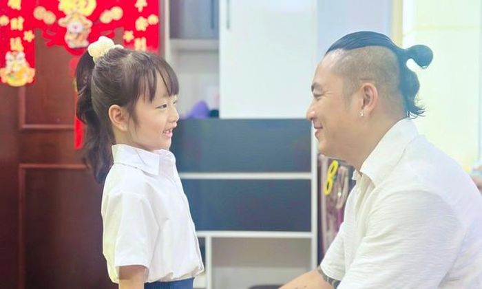 Do đặc thù công việc của vợ thường xuyên phải đi công tác xa, anh Nguyễn Đăng Duy đảm nhận trọn vẹn vai trò "hậu phương". Anh cẩn thận là lượt từng nếp áo đồng phục phẳng phiu, cài lại cúc áo và động viên con gái tự tin bước vào cánh cổng trường tiểu học.