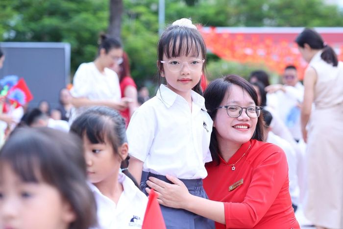 Nụ cười hiền từ và cái ôm ấm áp của cô giáo chủ nhiệm lớp 1A5 nhanh chóng xua tan vẻ rụt rè, bỡ ngỡ của cô bé lần đầu dự lễ khai giảng.