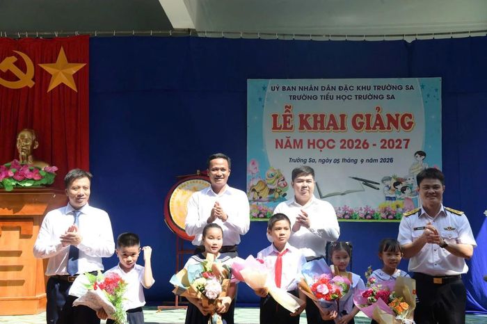 Nụ cười rạng rỡ đón năm học mới ở Trường Sa.