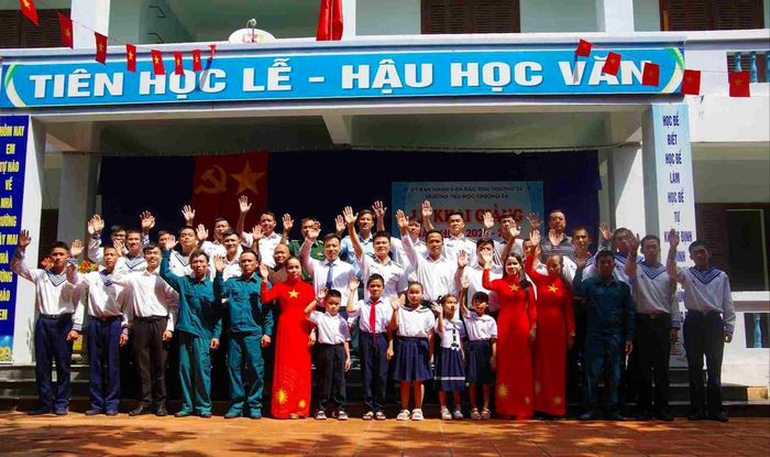 Lễ khai giảng diễn ra trong không khí vui tươi, ấm áp.