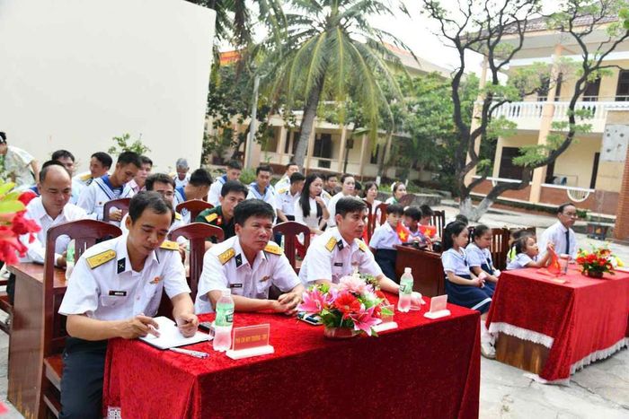 Quang cảnh khai giảng tại Trường Tiểu học Sinh Tồn.
