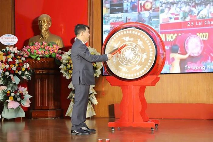PGS.TS. Trần Quang Tiến. Giám đốc Học viện Phụ nữ Việt Nam, đánh trống khai giảng năm học mới 2026 - 2027
