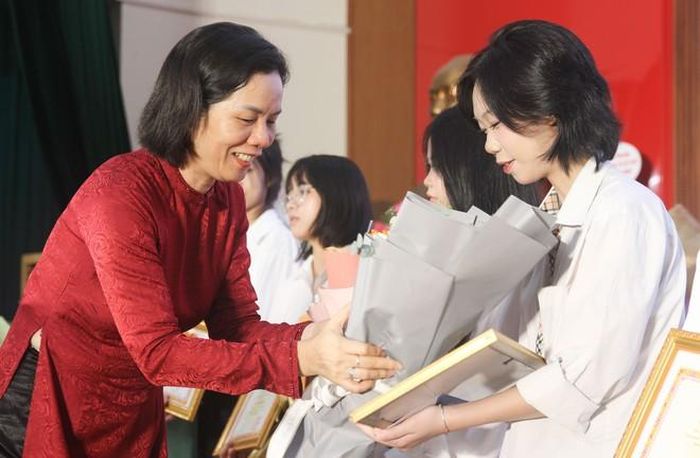 Phó Chủ tịch Hội LHPN Việt Nam Nguyễn Thị Minh Hương trao học bổng cho các sinh viên của Học viện Phụ nữ Việt Nam.