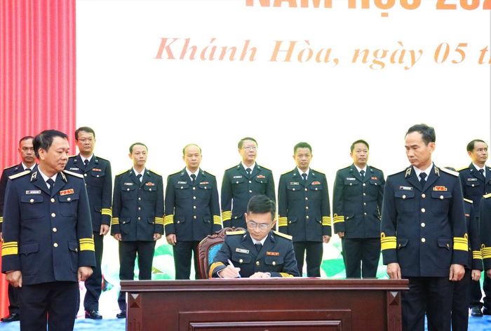 Đại biểu các cơ quan, khoa, đơn vị ký kết giao ước thi đua.