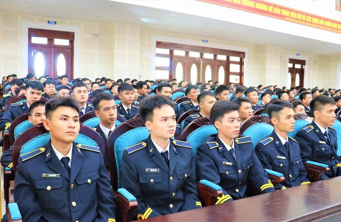 Học viên của Học viện Hải quân vui mừng tham dự lễ khai giảng.