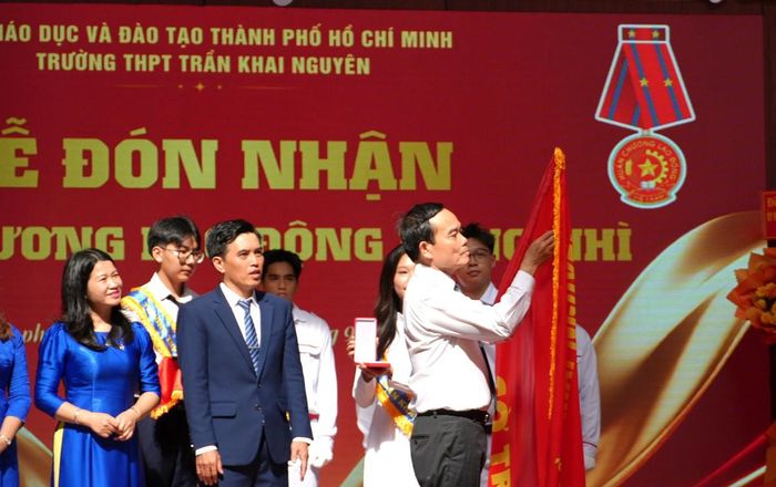 Ông Trần Lưu Quang - Ủy viên Bộ Chính trị, Bí thư Thành ủy TPHCM gắn Huân chương Lao động hạng Nhì lên cờ thi đua của Trường THPT Trần Khai Nguyên, ghi nhận những thành tích nổi bật của nhà trường trong quá trình xây dựng, phát triển và nâng cao chất lượng giáo dục.