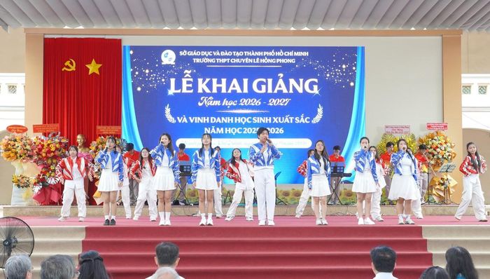 Lễ  khai giảng năm học mới tại trường THPT chuyên Lê Hồng Phong, TPHCM.
